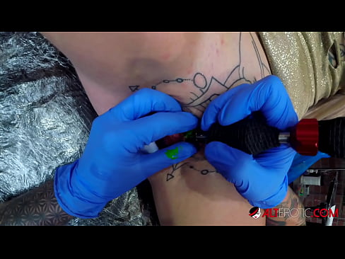 ❤️ Fìor tattooed hottie Sully Savage fhuair tattoo air a clitoris ❤️ Pornagrafaidheachd breagha aig porn gd.sexogolic-info.ru ❤